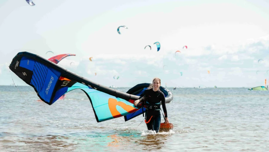 girls on kitesurfing in Poland