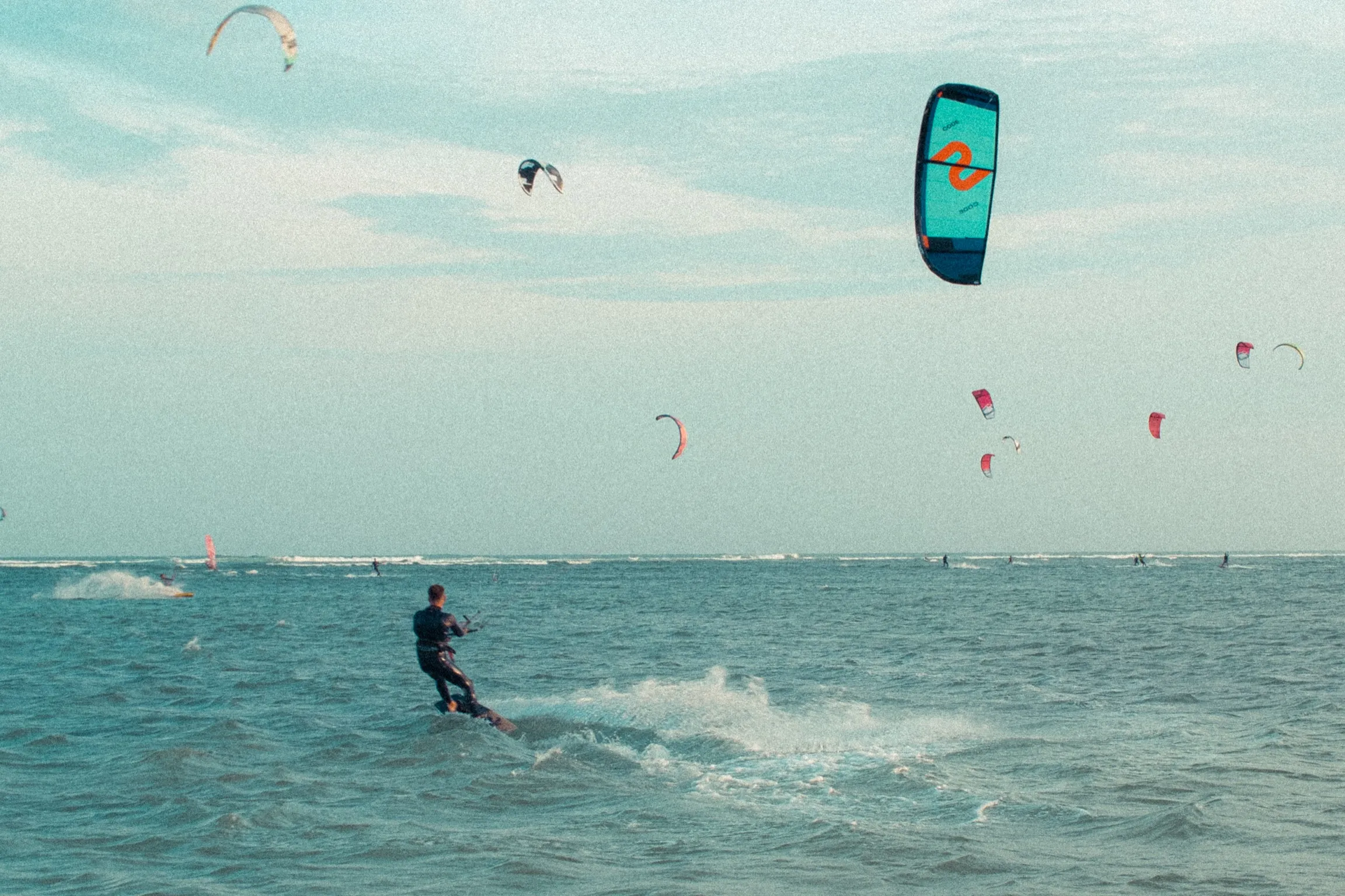 kitesurfer pływający w Wietnamie - Phang Rang